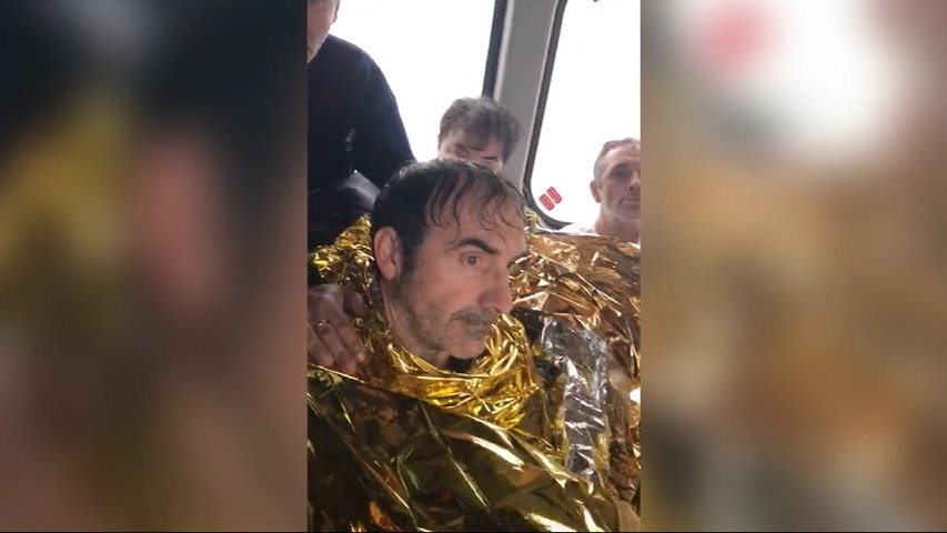 Marineros rescatados en la costa asturiana con los cuerpos de emergencias