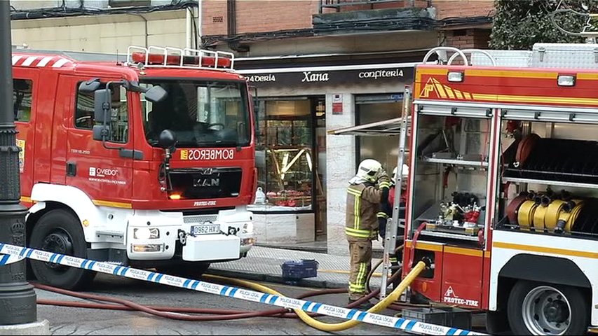 Bomberos trabajando en el incendio de un bazar chino en el barrio de Pumarín en Oviedo 