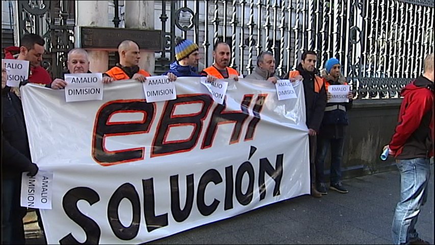 Protesta ante la Junta de los trabajadores de la terminal de graneles de El Musel 