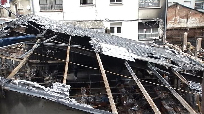   Comienza el desescombro del local chino incendiado en Pumarín