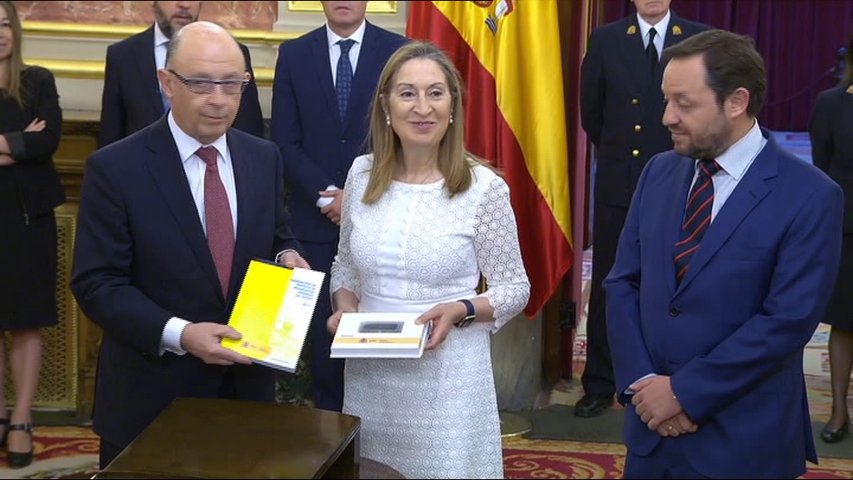   Montoro entrega en el Congreso los Presupuestos de 2017