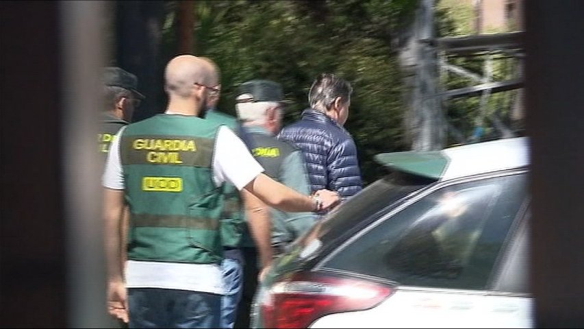 Ignacio González llevado por la Guardia Civil