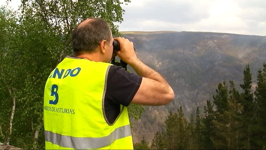 Mejora la situación de los incendios en Asturias aunque 12 siguen activos