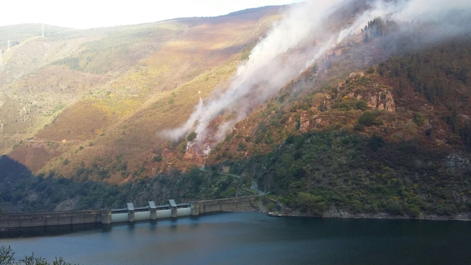 Hasta 18 incendios forestales permanecen activos en 11 concejos asturianos - 