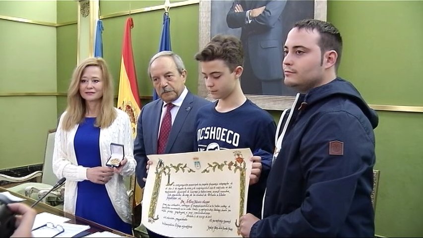 Acto de entrega de la medalla de oro de la ciudad a los hijos de Eloy Palacio