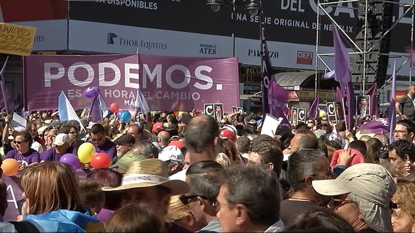 Varios miles de personas secundan en Sol la moción de censura de Podemos