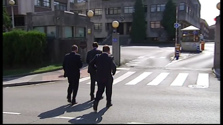 Abogados de los detenidos en la Operación Hulla en el Cuartel de la Guardia Civil de Oviedo