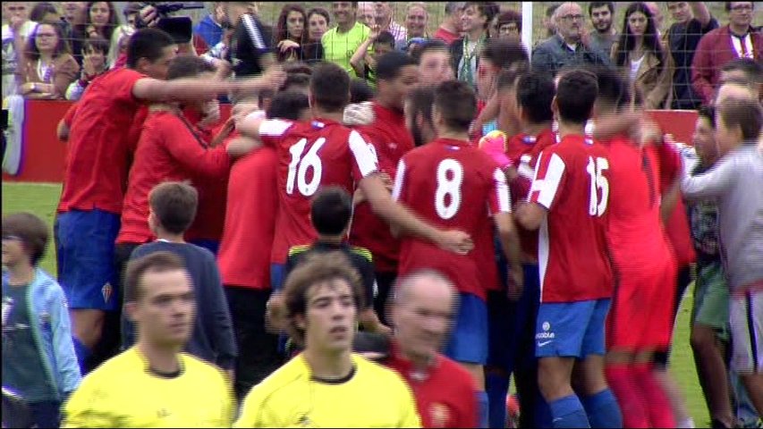 Los jugadores del Sporting B celebran el ascenso ante el Beasain