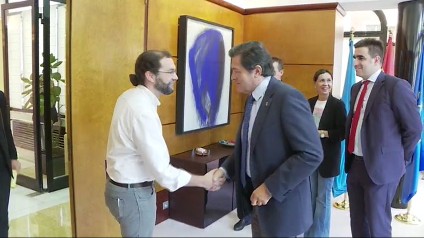 Emilio León saluda a Javier Fernández