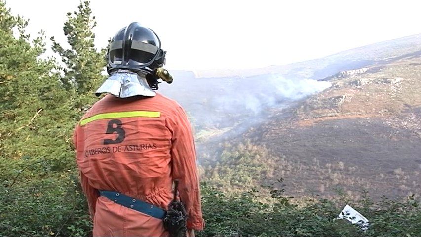 Asturias pide ayuda a la UME por la preocupación por los incendios en Ibias y Degaña