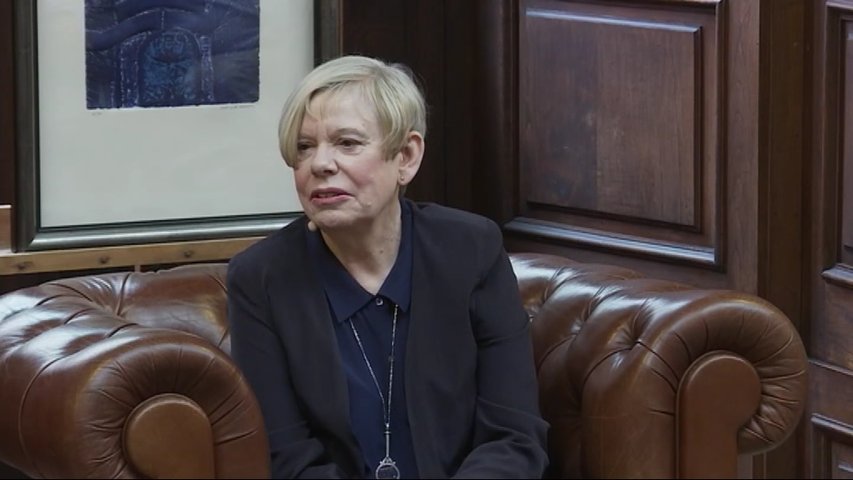     Karen Armstrong pide abordar el terrorismo 'sin pasiones'