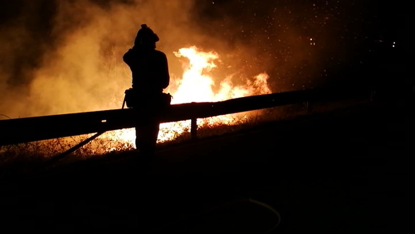 Un bombero tratando de apagar el fuego