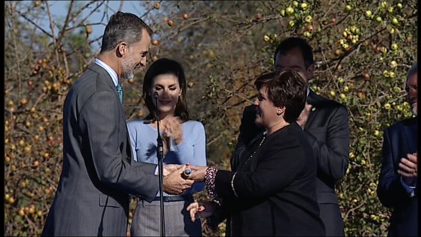 Los reyes entregan el Premio al Pueblo Ejemplar de Asturias a Poreñu