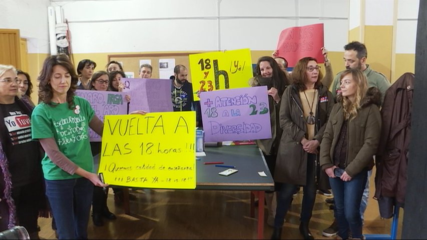 Encierro en un instituto de Oviedo de los sindicatos educativos por la reducción de las horas lectivas