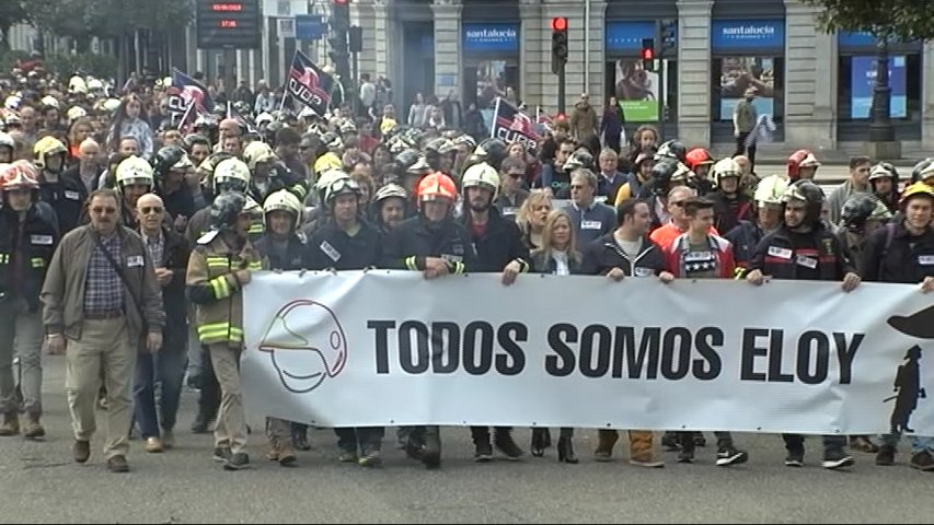 Manifestación de los bomberos por las calles de Oviedo en defensa de Eloy Palacio