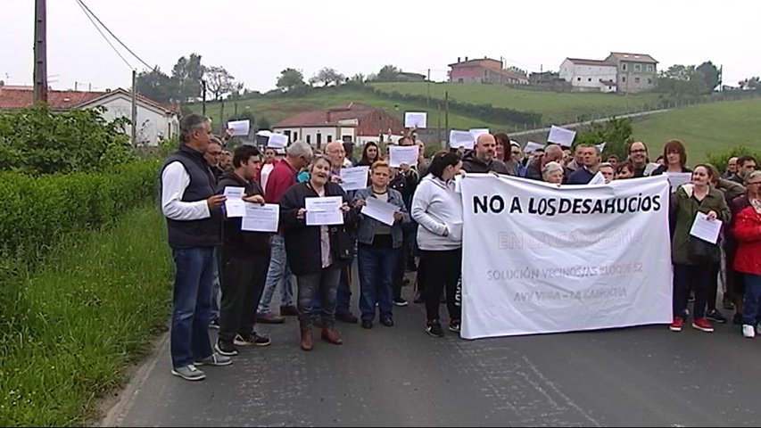 Vecinos cortan una carretera por los desahucios de viviendas en La Camocha