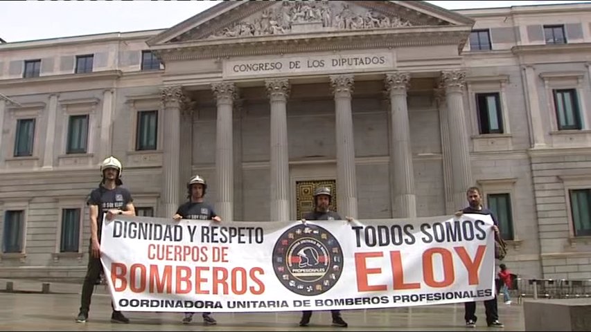 Movimiento de bomberos 'Todos Somos Eloy' frente al Congreso