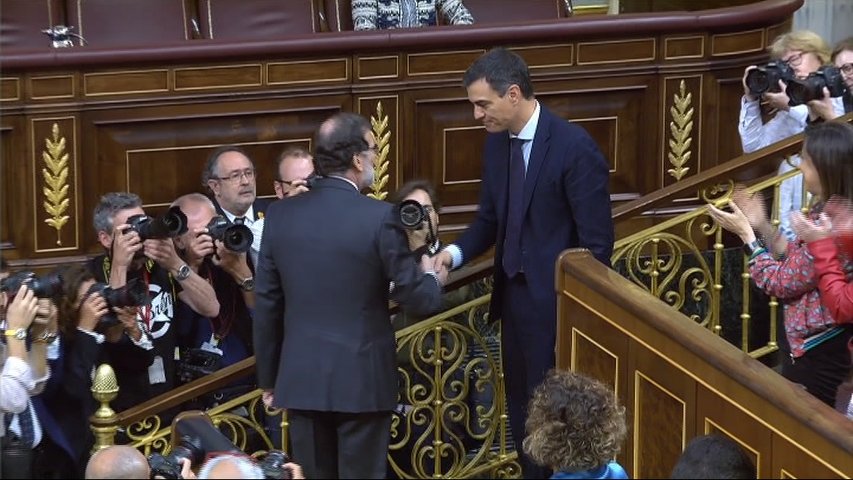 Saludo entre Pedro Sánchez y Mariano Rajoy