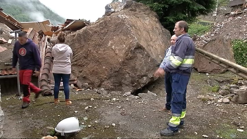 Vecinos de La Cortina frente al argayo