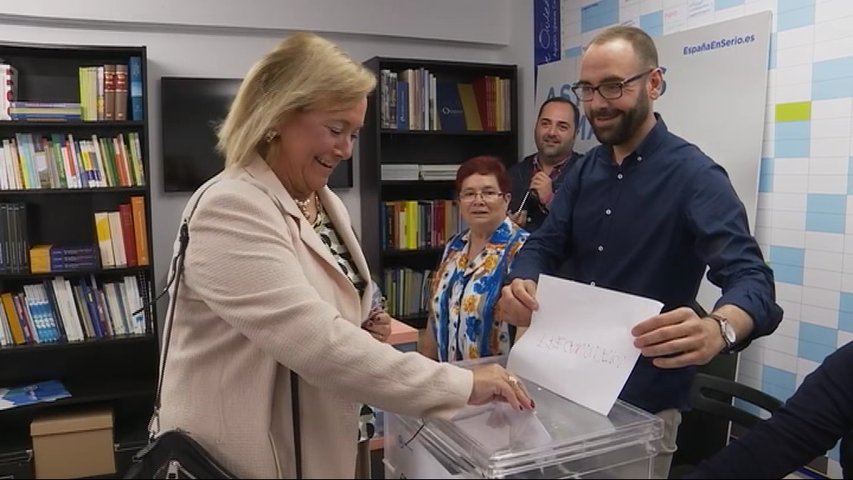 El presidenta del PP, Mercedes Fernández, emitiendo su voto