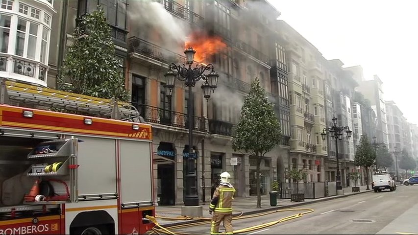 Bomberos en el incendio de Uría