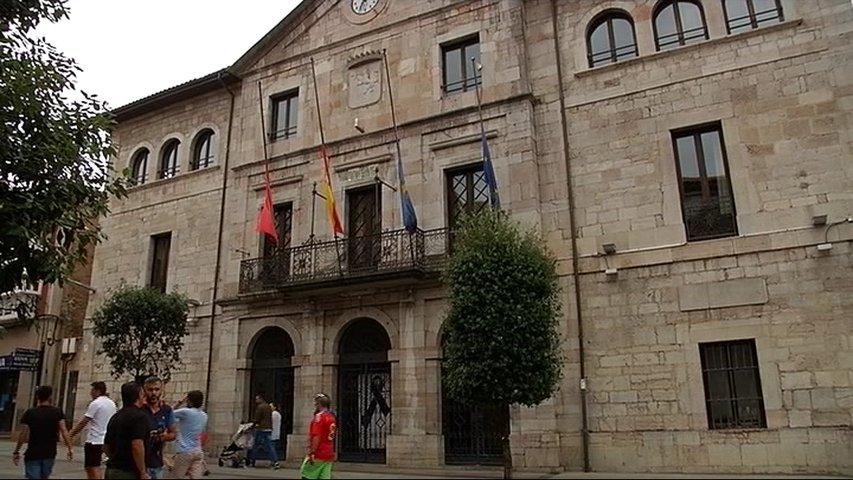 Banderas a media asta en el Ayuntamiento de Llanes