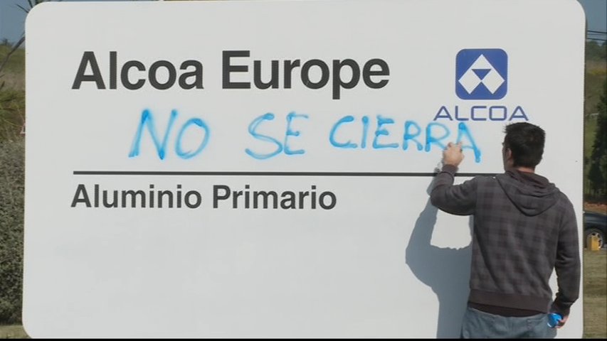 Un trabajador pinta en el panel de Alcoa