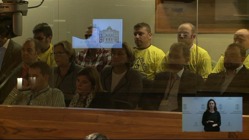 Representantes de los trabajadores de Alcoa en el pleno de la Junta