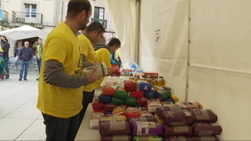 Trabajadores de Alcoa en una recogida solidaria de alimentos