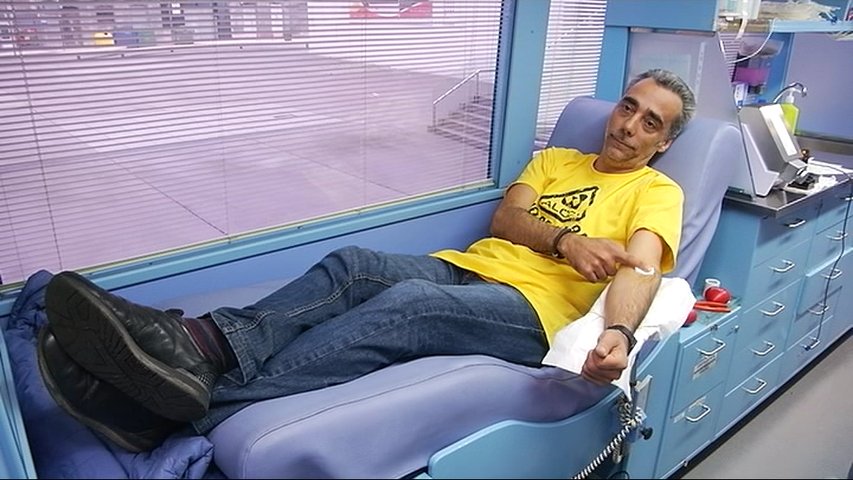 Trabajador de Alcoa donando sangre