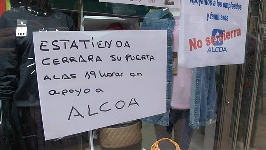 Una tienda con carteles contra el cierre de Alcoa y en apoyo a la manifestación