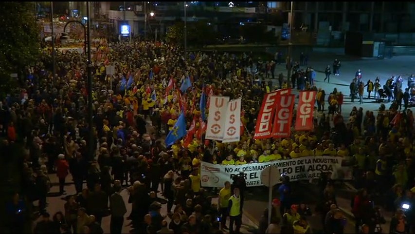 Miles de personas salen a la calle en Avilés al grito de 'Alcoa no se cierra'