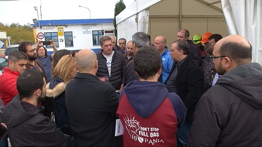 Trabajadores de Alcoa frente a la nueva carpa instalada a las puertas de la factoría