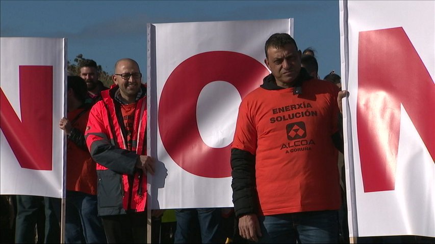 Cientos de trabajadores de la planta de Alcoa en A Coruña se manifiestan contra el cierre