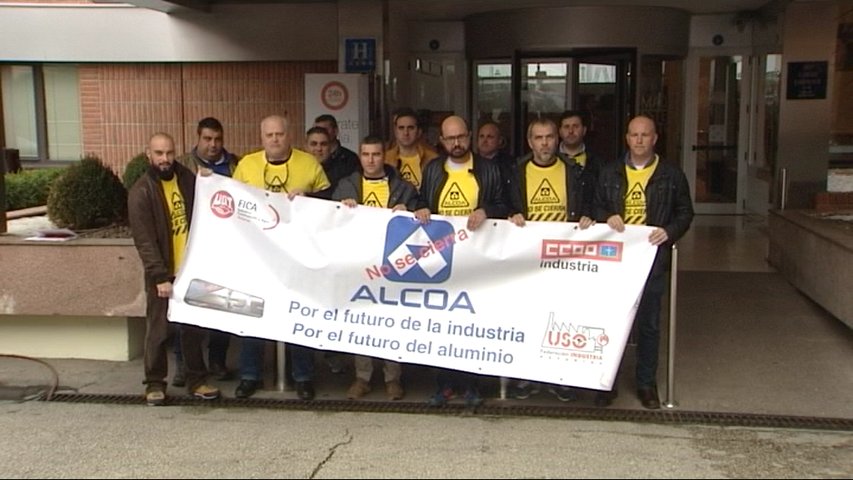 Los sindicatos de la planta de Alcoa en Avilés antes de una reunión en Madrid