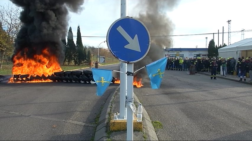 Protesta de los trabajadores de Alcoa en la fábrica de Avilés