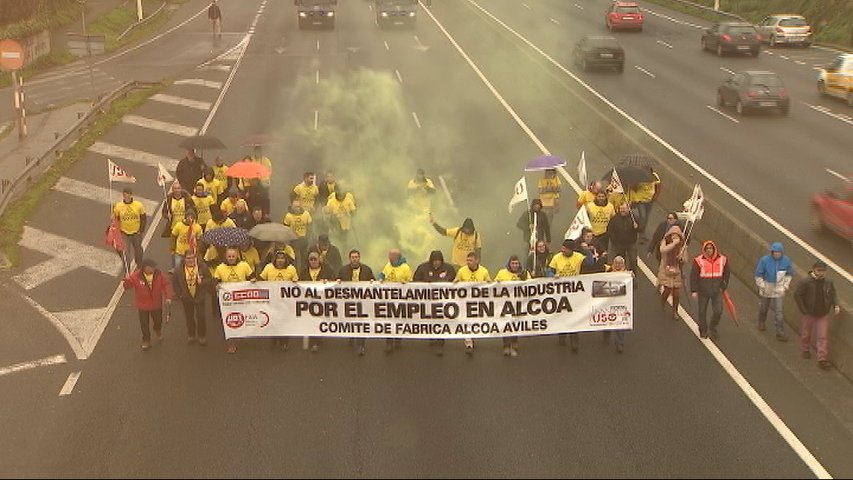 Trabajadores de Alcoa manifestándose por las carreteras gallegas