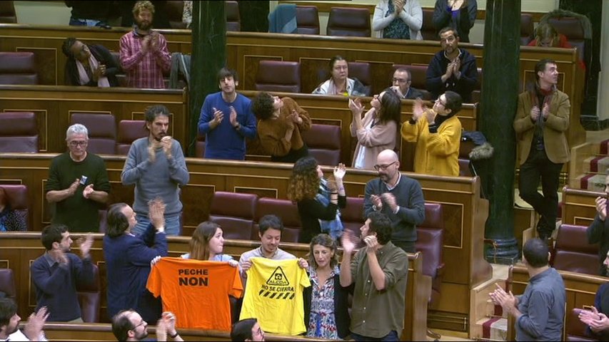 Diputados con camisetas de apoyo a Alcoa