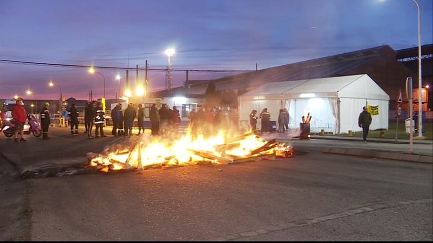 Protesta de los trabajadores de Alcoa a las puertas de la factoría