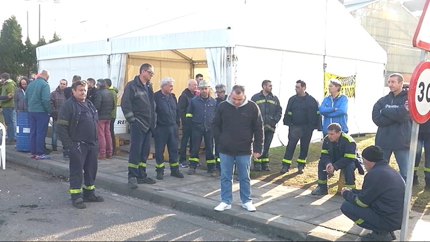 Trabajadores de Alcoa a las puertas de la factoría