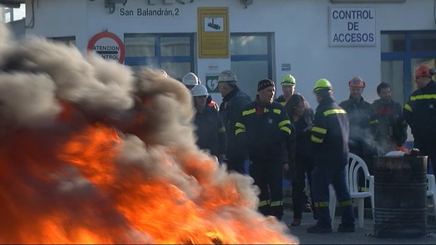 Los trabajadores de Alcoa Avilés cierran el acceso a la planta con neumáticos ardiendo