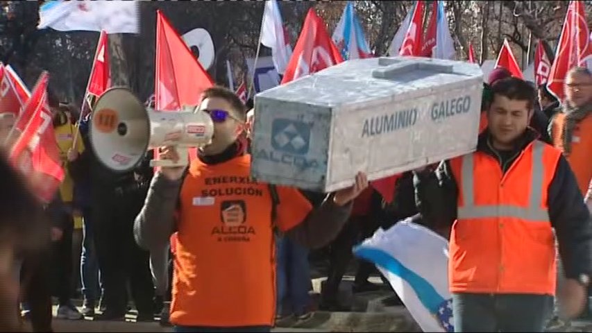 Protesta de los trabajadores de Alcoa a las puertas del Ministerio de Industria