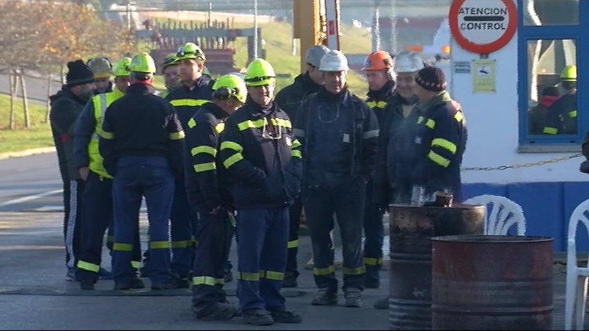 Un grupo de trabajadores de Alcoa a la entrada de la fábrica de Avilés