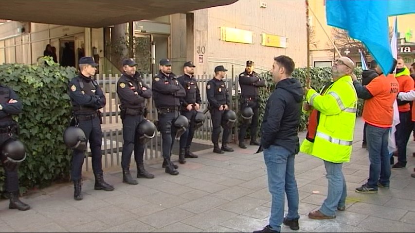 Trabajadores y Alcoa apuran las horas antes de que termine el plazo de negociación