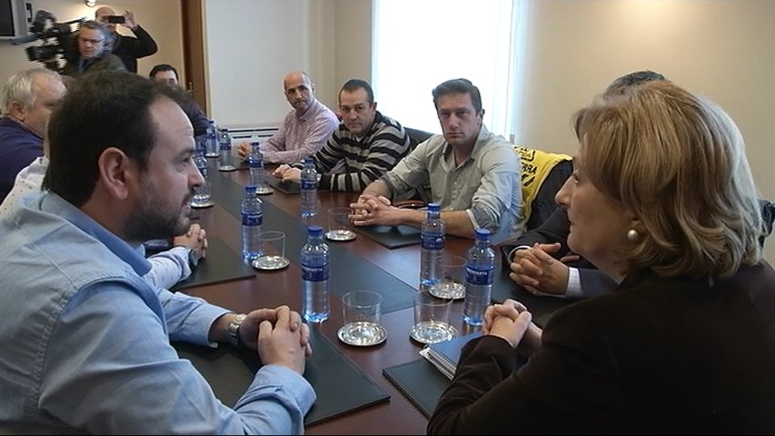  La delegada del Gobierno en Asturias, Delia Losa, en una reunión con representantes de los trabajadores de Alcoa