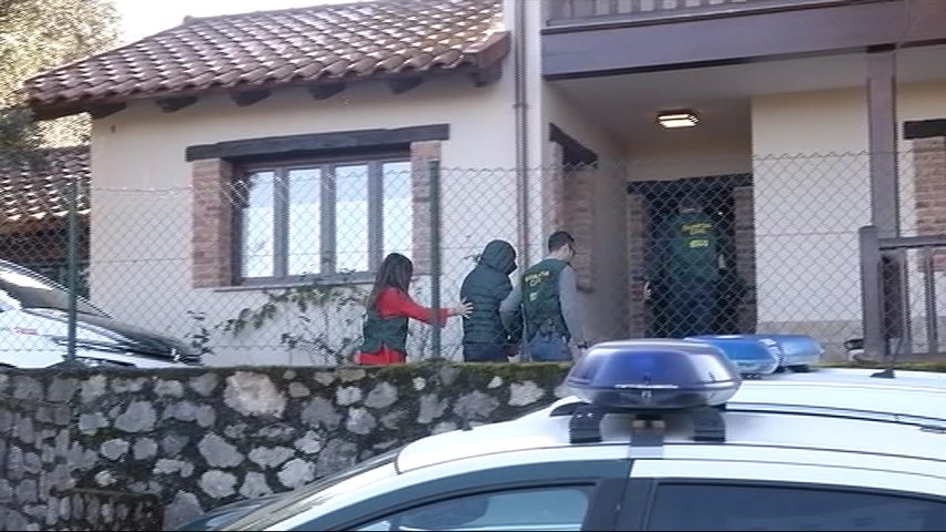 Ardines y la Guardia Civil entran en casa del sospechoso