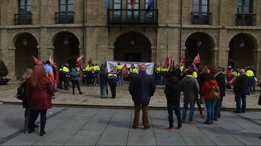 Los trabajadores de Urbaser reclaman mejoras salariales en Avilés