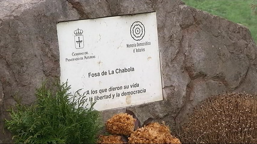 Placa conmemorativa en la Fosa de La Chabola