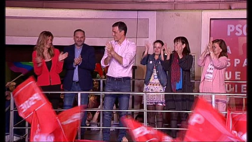 Pedro Sánchez, su mujer y figuras destacadas del PSOE celebran la victoria en Ferraz