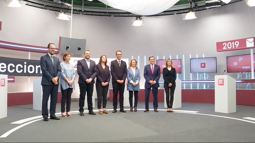 Los candidatos y el presentador antes del comienzo del debate electoral en TPA